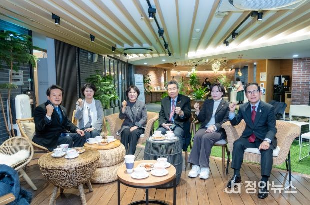 4일 강남힐링센터(코엑스) 현장방문을 실시한 행정안전위원회 위원들(우측에서 1번째 강을석 행정안전위원장, 좌측에서 2번째 김진경 부위원장)