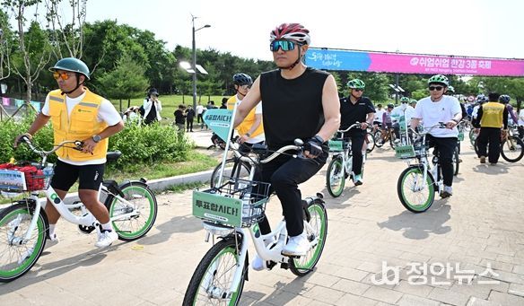 31일(토) ‘제2회 쉬엄쉬엄 한강 3종 축제’ 자전거 종목 참가한 오세훈 서울시장이 ‘투표합시다’ 깃발이 꽂힌 따릉이를 타고 한강 자전거도로를 달리고 있다.