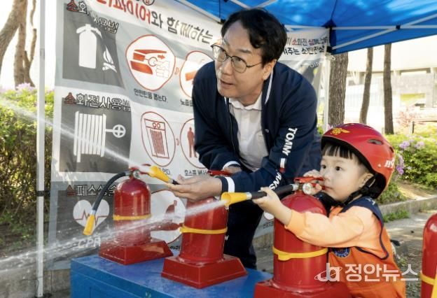 정명근 화성특례시장이 화성특례시 어린이날 영유아가족 어울림축제에서 어린이와 함께 소화기 사용 체험을 하고 있다.