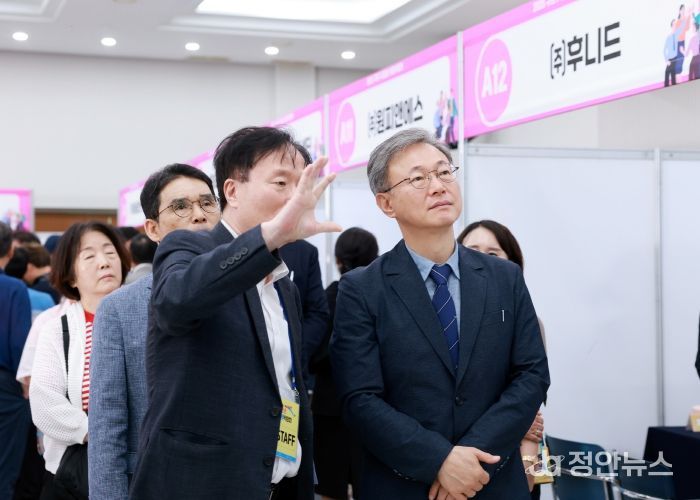 장인홍 구로구청장(오른쪽)이 4일 열린 ‘2025년 구로구 중장년 일자리박람회’를 둘러보고 있다.