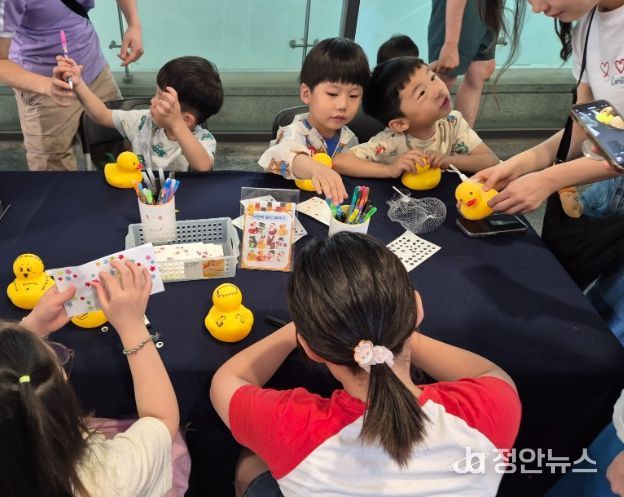 “내 포리가 제일 예뻐” 하며 고사리 손으로 꾸미는 포리. 현대프리미엄아울렛 김포점 사전이벤트 모습.