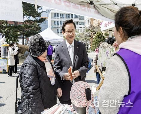 3월 개최된 상생장터에서 상인과 소통하고 있는 최호권 영등포구청장