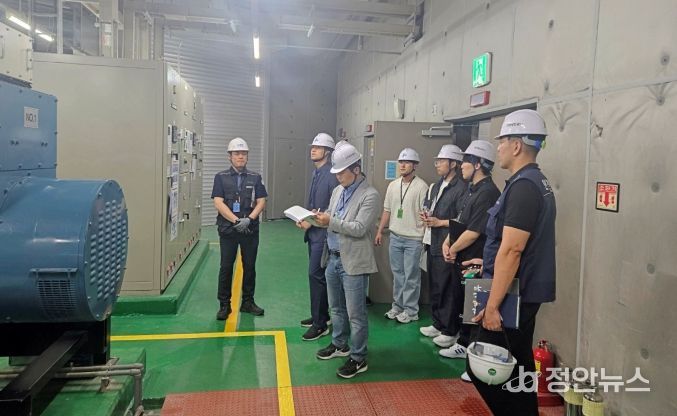 인천항만공사 안전점검반과 인천대학교 이민철 교수 및 화재·연소공학 연구실 학생들이 인천항 국제여객터미널 소방시설을 점검하고 있다 / 사진 제공 = 인천항만공사