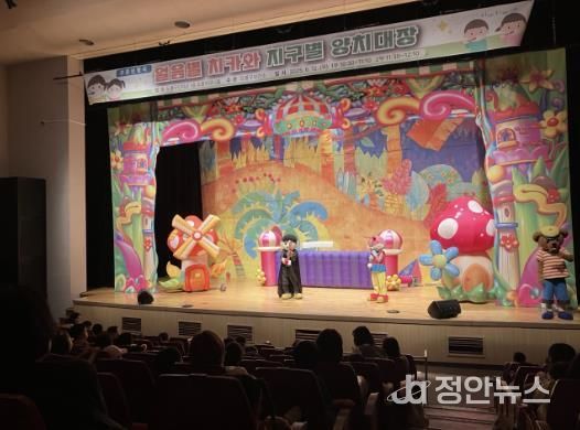 지역 유아들이 ‘도봉구 구강의 날 인형극’을 관람하고 있다.