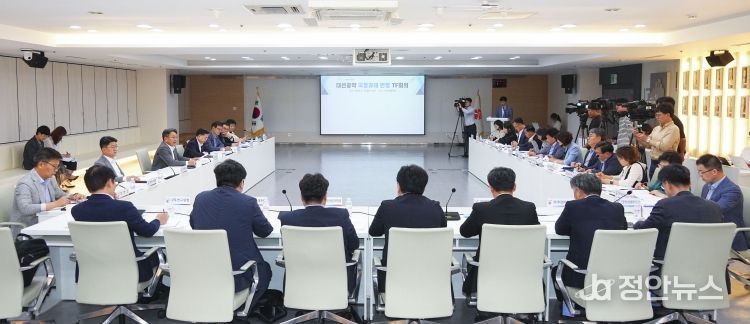 강기정 광주광역시장이 16일 오후 시청 중회의실에서 열린 '대선공약 국정과제 반영 TF 회의'에 참석해 대선공약 반영 현황을 보고 받고 있다./광주광역시 제공