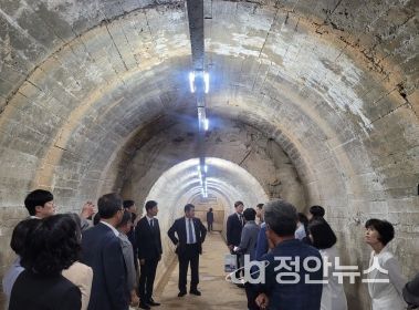 이정선 교육감과 간부들이 17일 광주학생독립운동기념회관 회의실에서 열린 ‘6월 기관장 회의’ 이후 화정동굴을 둘러보고 있다