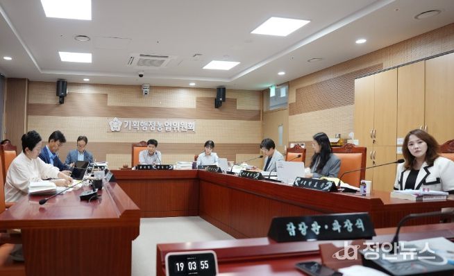 제259회 제1차 정례회 행정사무감사에서 기획행정농업위원회가 늦은 시각까지 감사를 이어갔다.