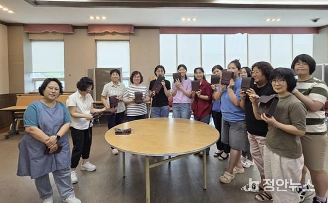 수원시 팔달구 화서2동 새마을문고회, 가죽 공예 만들기 프로그램 운영
