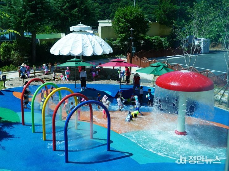유아놀이체험센터 물놀이터 놀이 모습.