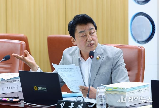331회 정례회 기간 중 도시안전건설위원회에서 질의 중인 성흠제 의원