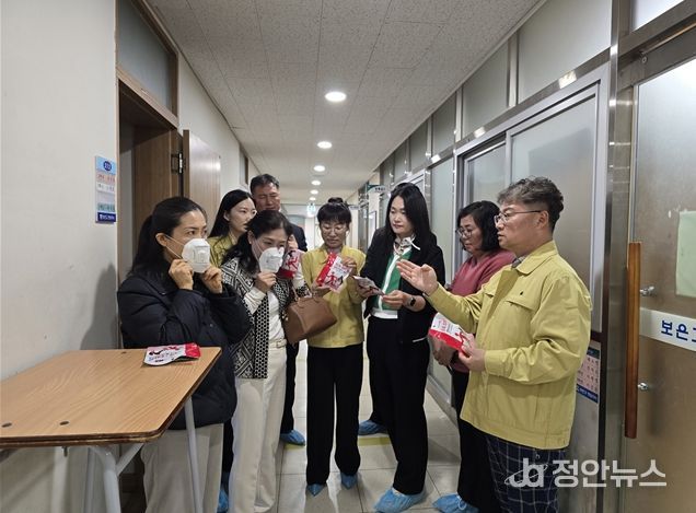 보은교육지원청 전병일 교육장(사진오른쪽 첫 번째)이 학부모 및 교육지원청 직원들과 보은고 기숙사 화재대피용품을 점검하고 있다.
