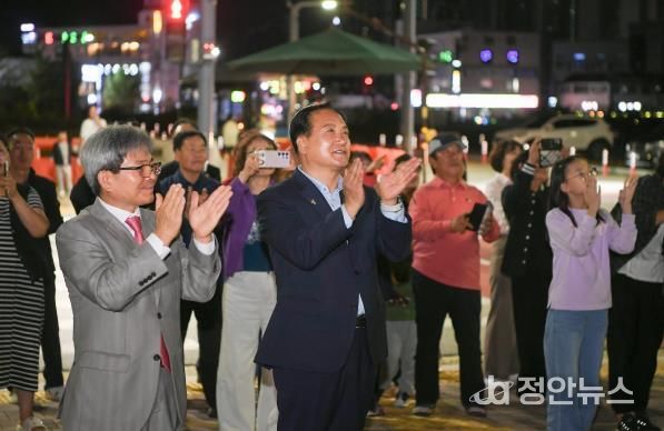 이권재 오산시장이 10월16일 신동아2차아파트 점등식에 참석한 모습