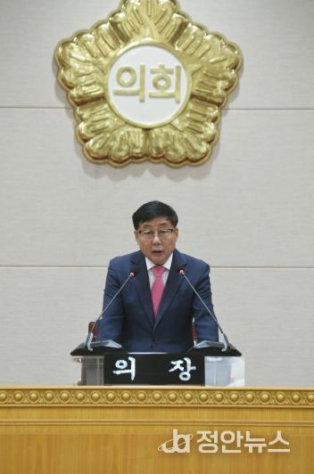 윤창철 의장이 제381회 임시회 제5차 본회의를 주재하고 있다.