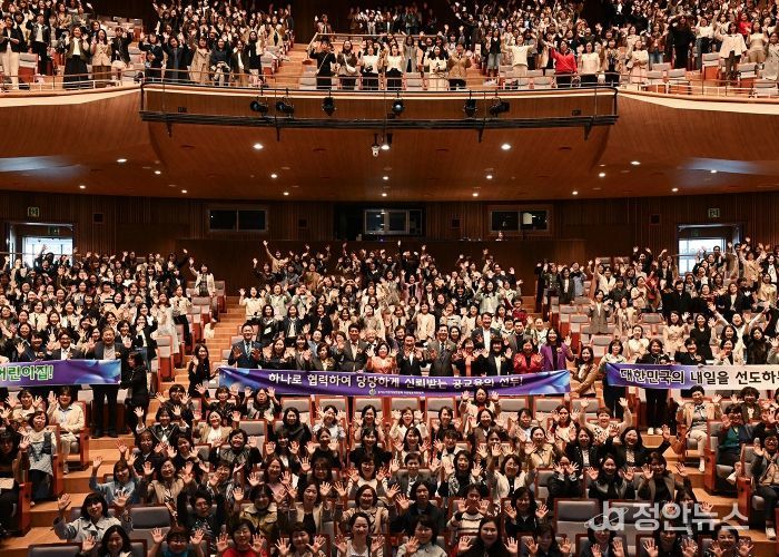 김동근 시장이 10월 24일 ‘2025년도 제14회 보육인 대회’에서 참석자들과 기념사진을 찍고 있다.