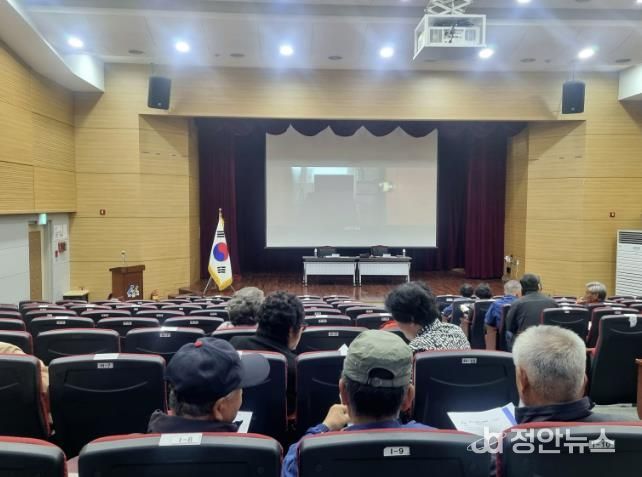 배방읍 이장단협의회가 고독사 예방 시청각 자료를 시청하는 모습
