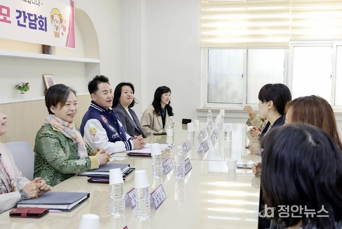 오언석 도봉구청장이 지역 학부모들과 교육현안에 대해 논의하고 있다