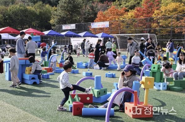 도봉구 지역 아이들이 ‘도담도담 놀이터’에서 장난감을 가지고 즐거운 시간을 보내고 있다.