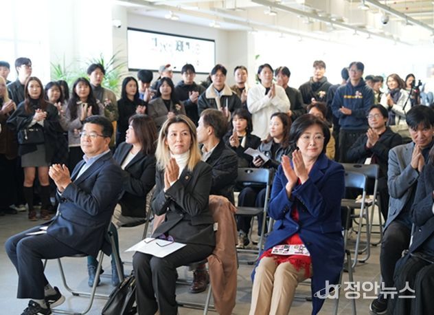 2025 신당창작아케이드 기획전시 주요 참석자 (가운데 아이수루 시의원)