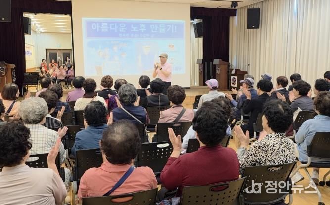 어르신들이 웃음치료에 즐겁게 참여하고 있다.