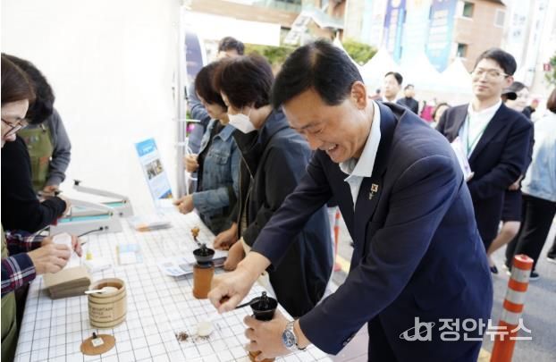 이승로 성북구청장이 구민들과 함께 온:마을 페스타 축제를 즐기고 있다