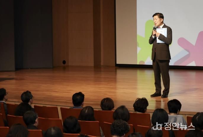 전성수 서초구청장이 23일 14시 심산기념문화센터에서 열린 구민 맞춤형 세무설명회에서 인사말씀하고 있다.