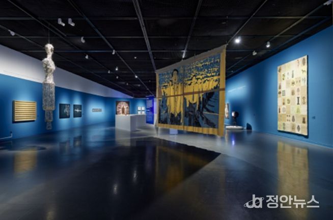 SeMA 옴니버스 '끝없이 갈라지는 세계의 끝에서' 전시 전경