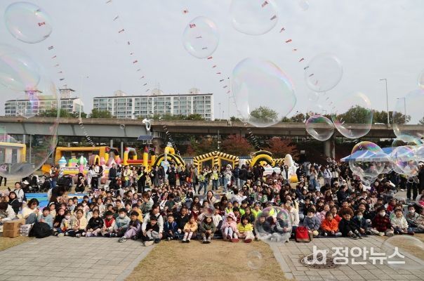 풍선과 버블이 가득한 꼬꼬마 대장 축제를 즐기는 어린이들