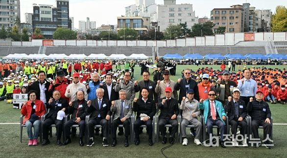 오세훈 서울시장이 31일(금) 오전 용산구 효창운동장에서 열린 '제25회 시니어올림픽'에서 참석자들과 기념촬영을 하고 있다.