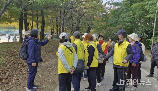 안양 동안치매안심센터는 치매가족 숲생태체험 프로그램으로 학의천 생태체험을 진행했다