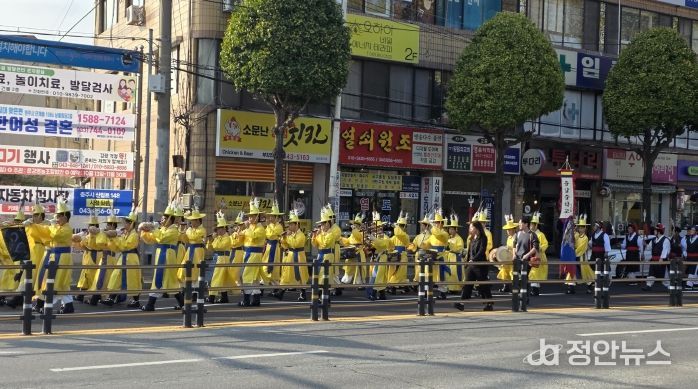 충청감영문화제 행사 성황리 개최(관찰사 순력행차가 진행되고 있다.