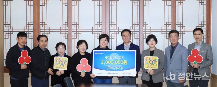 왼쪽부터 통복시장상인회 성현필 청년부회장, 이철수 회장, 박선녀 여성부회장, 송호일 총무이사, 손용덕 부녀회장, 정장선 평택시장, 평택시 김보경 일자리경제과장, 평택행복나눔본부 나눔국장 황성식, 평택시 일자리경제과 김두희 전통시장팀장