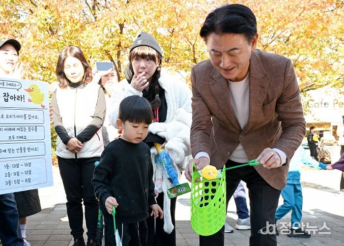 김동근 시장이 11월 1일 의정부시어린이집연합회 소속 국공립‧직장‧법인 어린이집(분과장 류숙향)의 ‘제15회 난치병어린이돕기 사랑의 바자회’에서 시민들과 소통하고 있다.