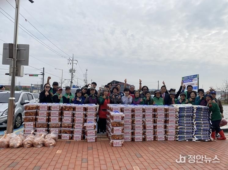 파주시 월롱면 새마을회, 관내 기업과 협력해 ‘이웃사랑 김장김치·쌀 나눔 행사’… 희망과 온기 전해