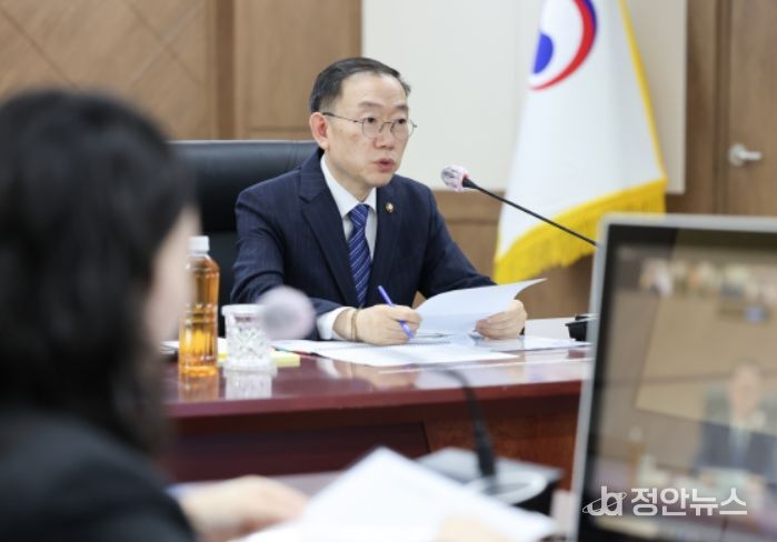 이명구 관세청장이 3일 정부대전청사에서 주요 국가에 파견된 관세관들과 외교현안 점검회의를 화상으로 개최하고 있다.