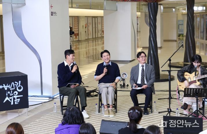 김길영 위원장과 이상욱 부위원장이 시민들과 생생하고 즐거운 소통을 하고 있다