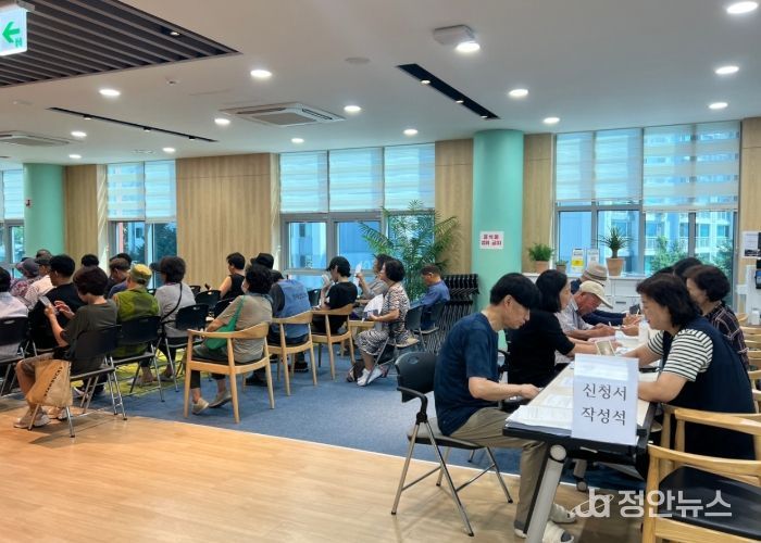 7월 퇴계원읍에서 봉사자들이 원활한 운영을 위한 봉사활동을 펼치고 있다.