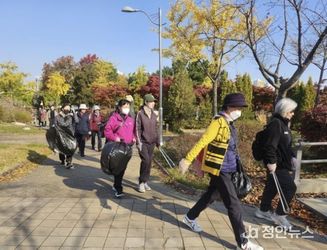 시흥시 '걷고! 줍고! 건강하고!' 가을 정취 속 플로깅으로 환경과 건강 챙겨