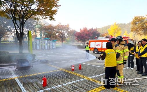인천어린이과학관은 4일 인천계양소방서 장기 119안전센터 소속 소방관과 자위소방대원 약 40명이 참여한 가운데 합동 소방훈련을 실시했다.