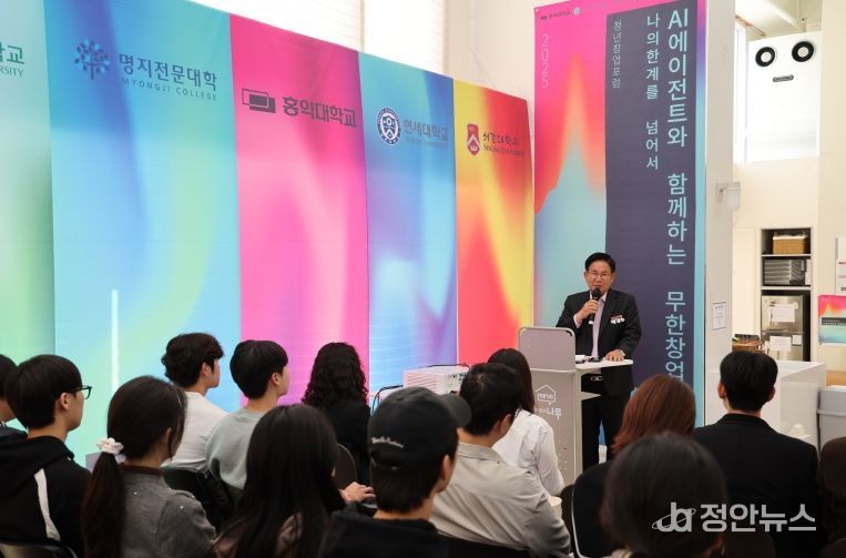 박강수 마포구청장이 청년들에게 응원의 말을 전하고 있다.