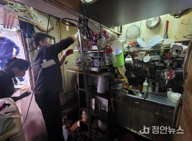 '삶의 질 향상 사랑의 청소봉사' 하는 모습