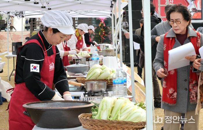 김치 고수들의 한판 승부…괴산서 ‘대한민국 김장경연대회’ 본선 성황