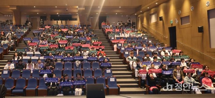 지난 7일 광명평생학습원과 광명극장 일대에서 열린 ‘2025년 광명시 장애인 평생학습 성과공유회’ 참석자들이 기념사진을 촬영하고 있다.