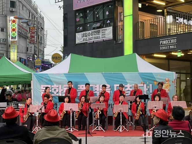 부천 지역 예술인들이 부천역 일대 이미지 개선을 위해 색소폰 연주를 하고 있다.