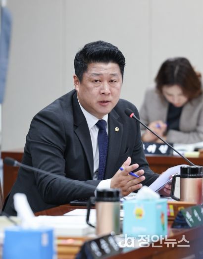 행정사무감사에 나선 김주웅 의원