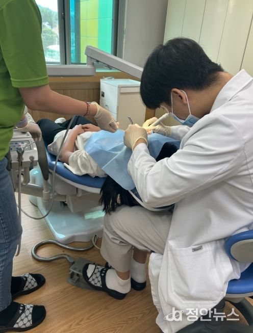 금산동초 구강보건실 정밀 구강검진 모습