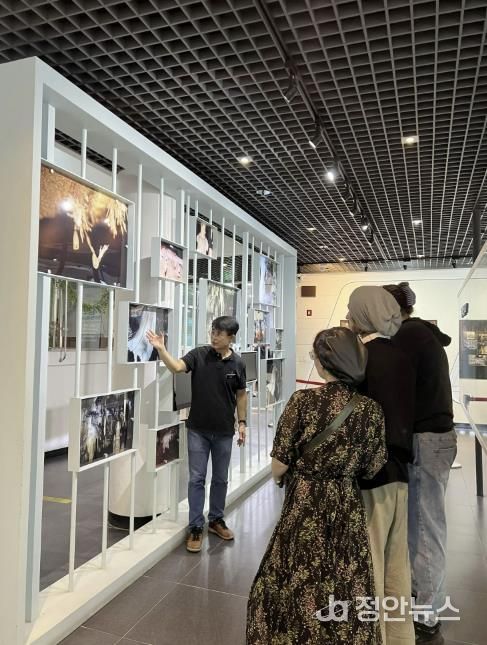 외국인 관광객에게 해설하는 조진호 고수동굴 센터장