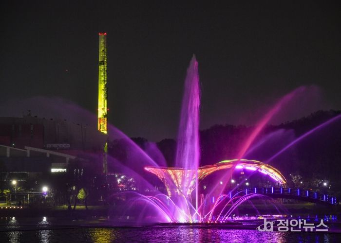 김포시가 도시재생 및 야간정책에 선도적으로 나서고 있다. 올해 6월 산업시설 넘어 공공예술작품으로 재탄생한 김포한강자원화센터굴뚝에서 개최된 야외공연 사진