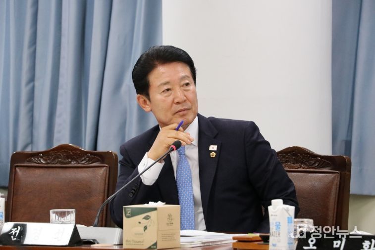 전라남도의회 제395회 제2차 정례회 기획행정위원회 소관 행정사무감사에서 전경선 의원이 집행부를 향해 질의를 하고 있다.