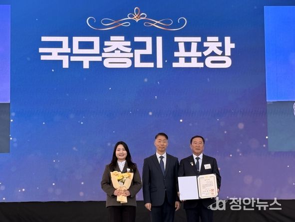 오른쪽에서 첫 번째 청운농원 황병태(63) 대표