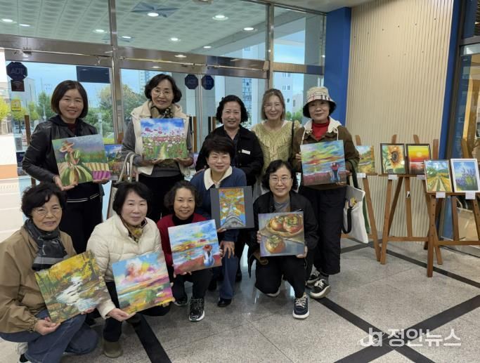 힐링아트(오일파스텔) 전시회’ 현장에서 사천시복지청소년재단 경영본부장(변은진), 강사(박홍은), 회원들이 전시 성료를 기념하며 단체사진을 촬영하고 있다.